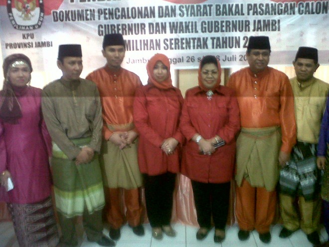Pasangan HEBAT foto bersama usai daftar ke KPU.